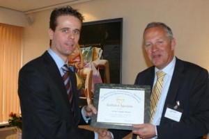 Xander Wiardi (l), technical sales manager of Kusters Engineering, 
receives a certificate of appreciation for his presentation from 
Comm. Voogt.